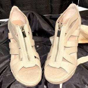 Wedge beige heels with hemp/tweed wrap